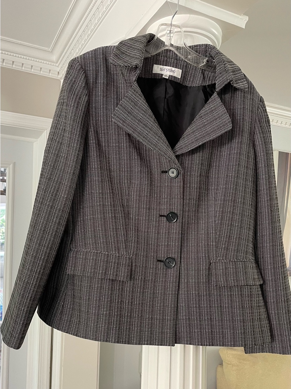 Suit Studio Women's size 16, notched lapel collar, brown, gray and white blazer